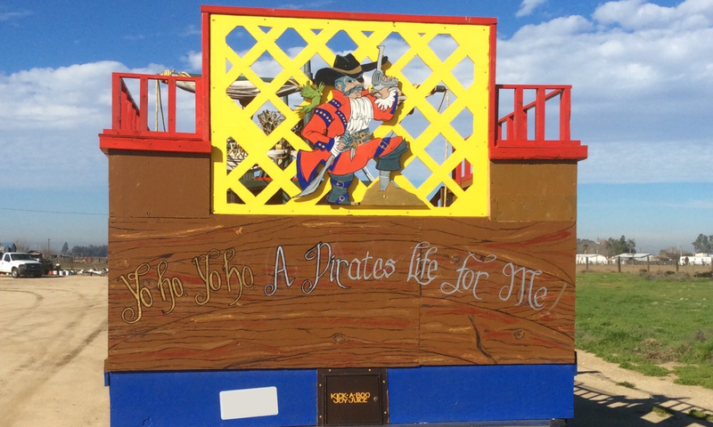 Illustration for article titled This Guy Made The Best Of A Leg Amputation With An Amazing Pirate Ship Art Car